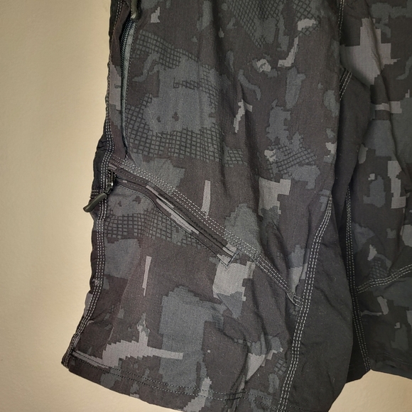 Endura Humvee Biking Cargo Shorts size XLarge in Black Camo w Belt - Picture 5 of 15